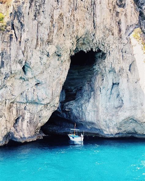 grotto azzurra italy